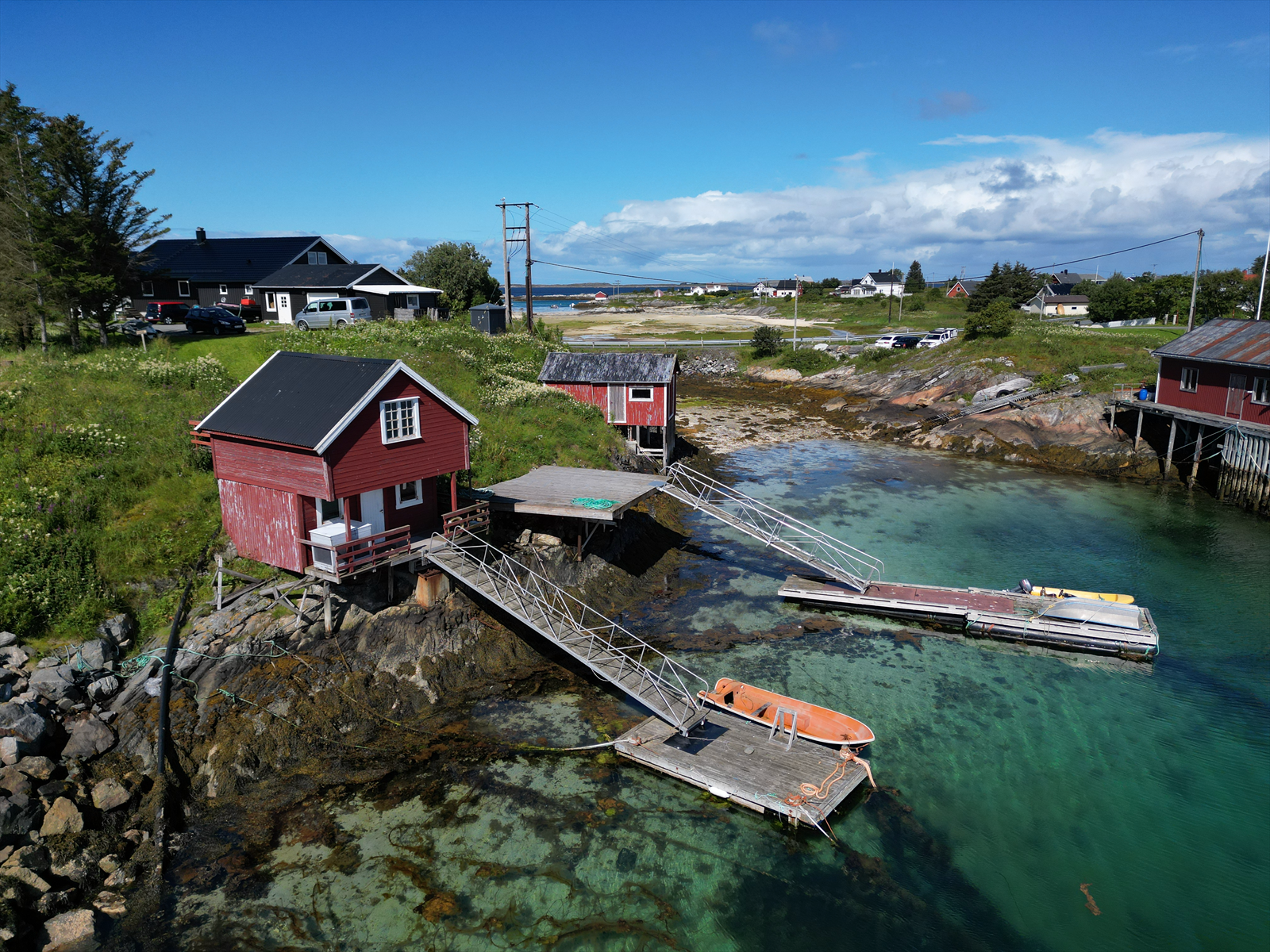 Naustet med flytebrygge følger med i handelen. Galleribilde