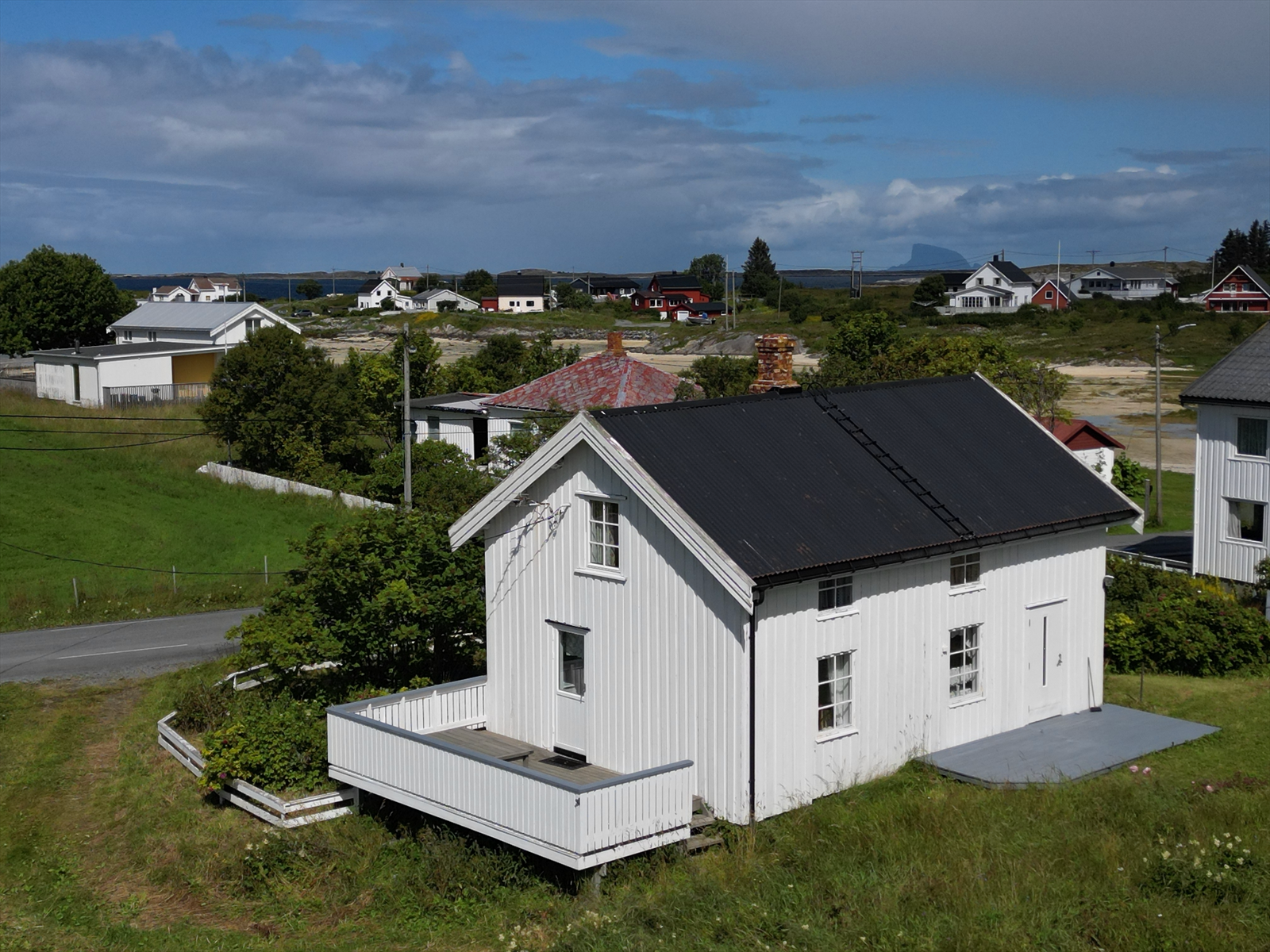 Det er et rolig og barnevennlig område på Seløya. Det er kort vei til fjæra, butikk, café og Restaurant. Galleribilde