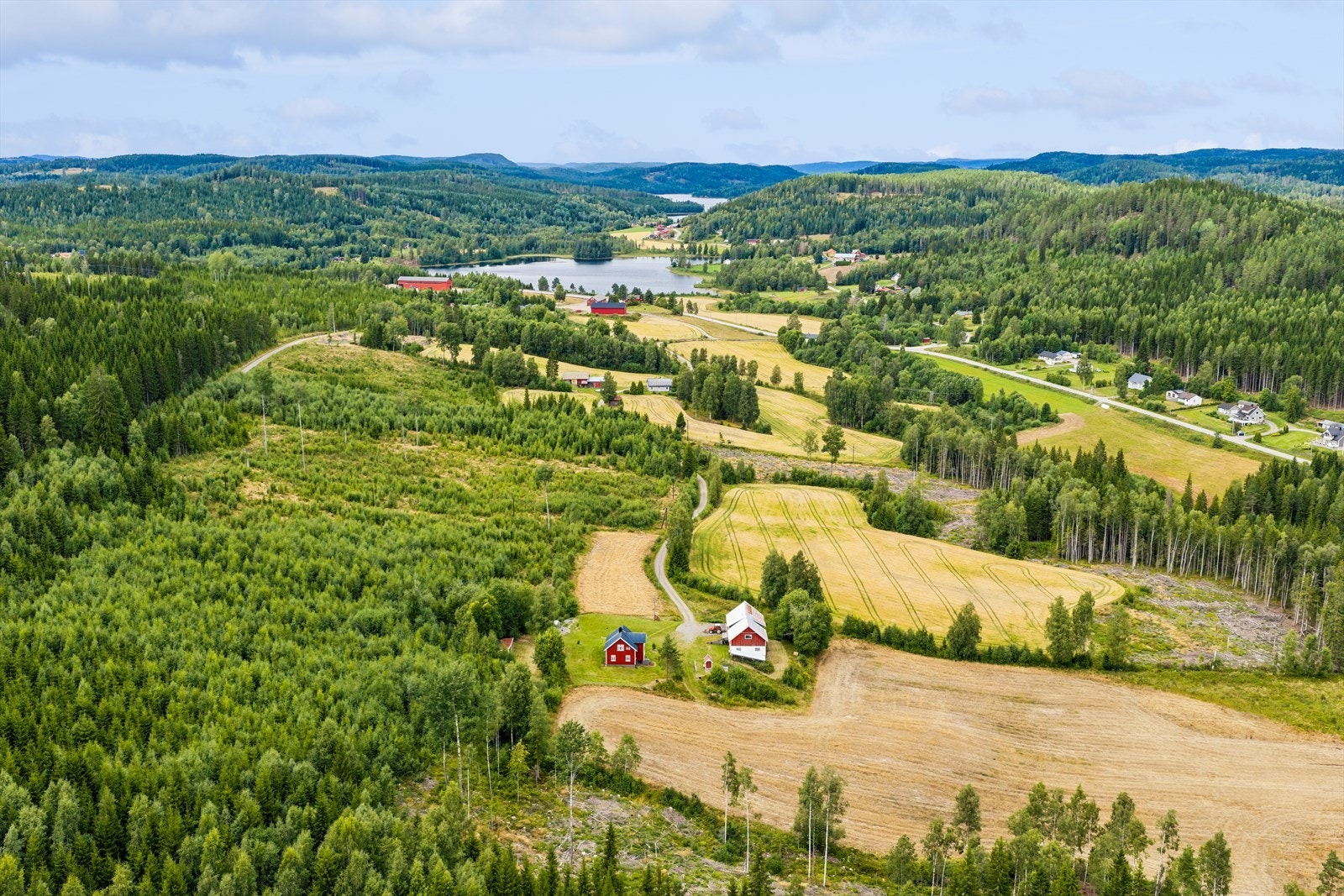 Eiendommen ligger usjenert til, omgitt av skog og dyrket mark. Galleribilde