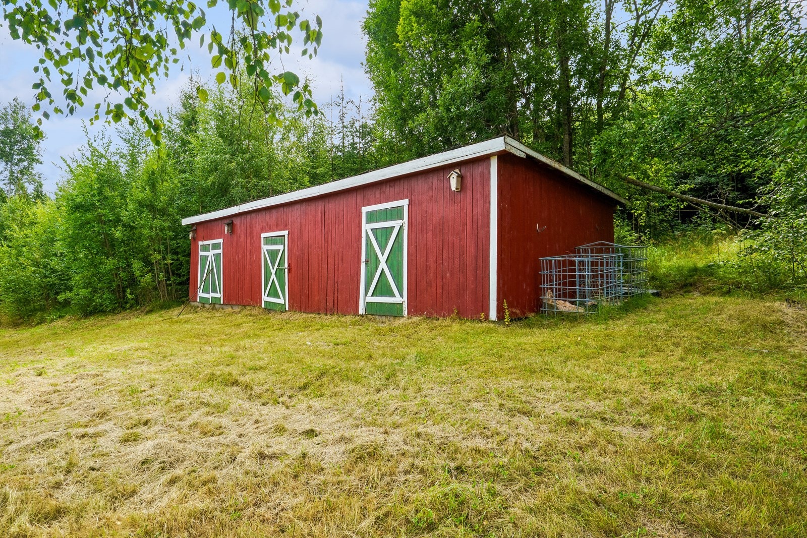 Praktisk uthus på 48 m², inndelt i tre boder for oppbevaring av materialer og ved. Galleribilde