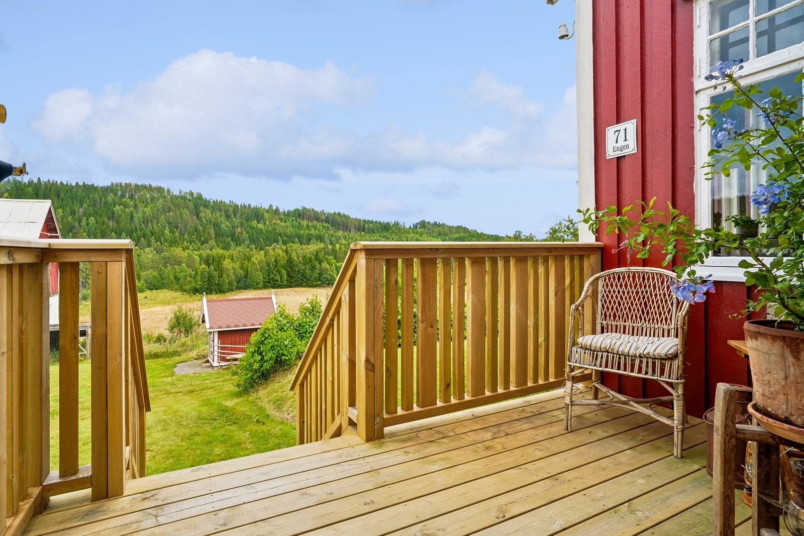 Fra terrassen ved inngangen har man god oversikt over eiendommen. Galleribilde