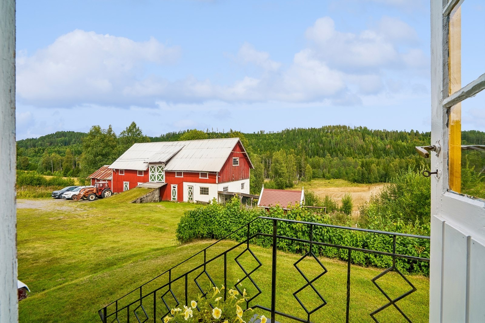 Utsikt mot låven og de omkringliggende jordene fra våningshuset. Galleribilde