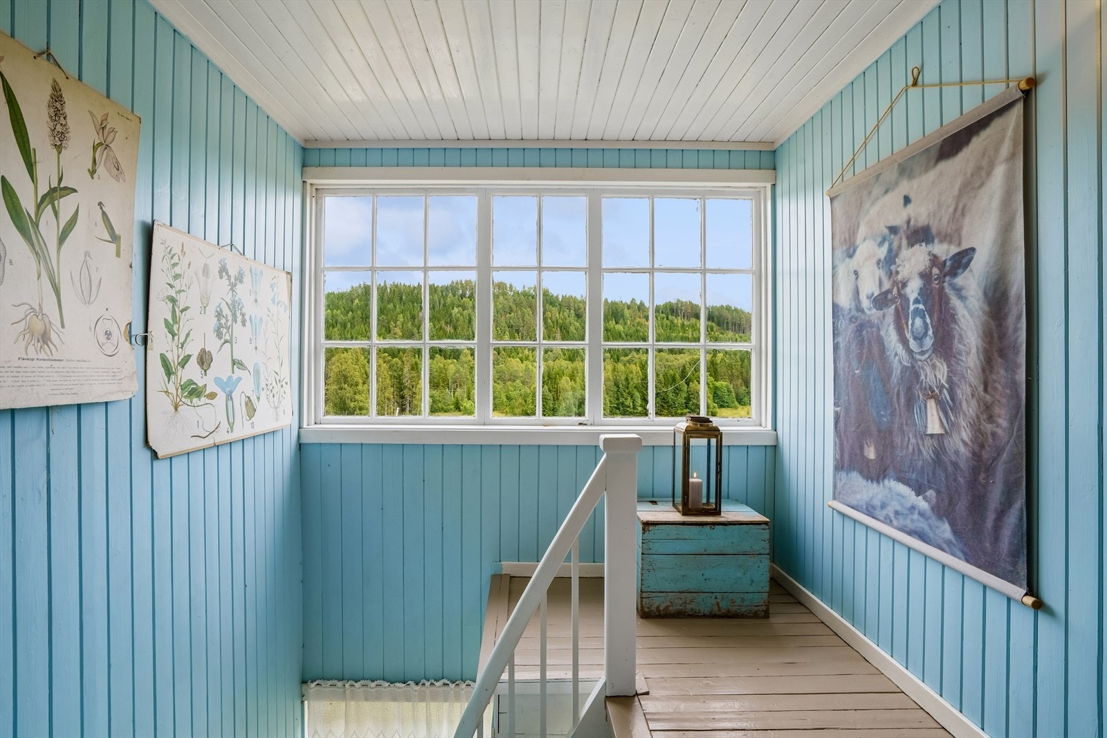 Trapperommet i andre etasje har et stort vindu med utsikt over landskapet. Galleribilde