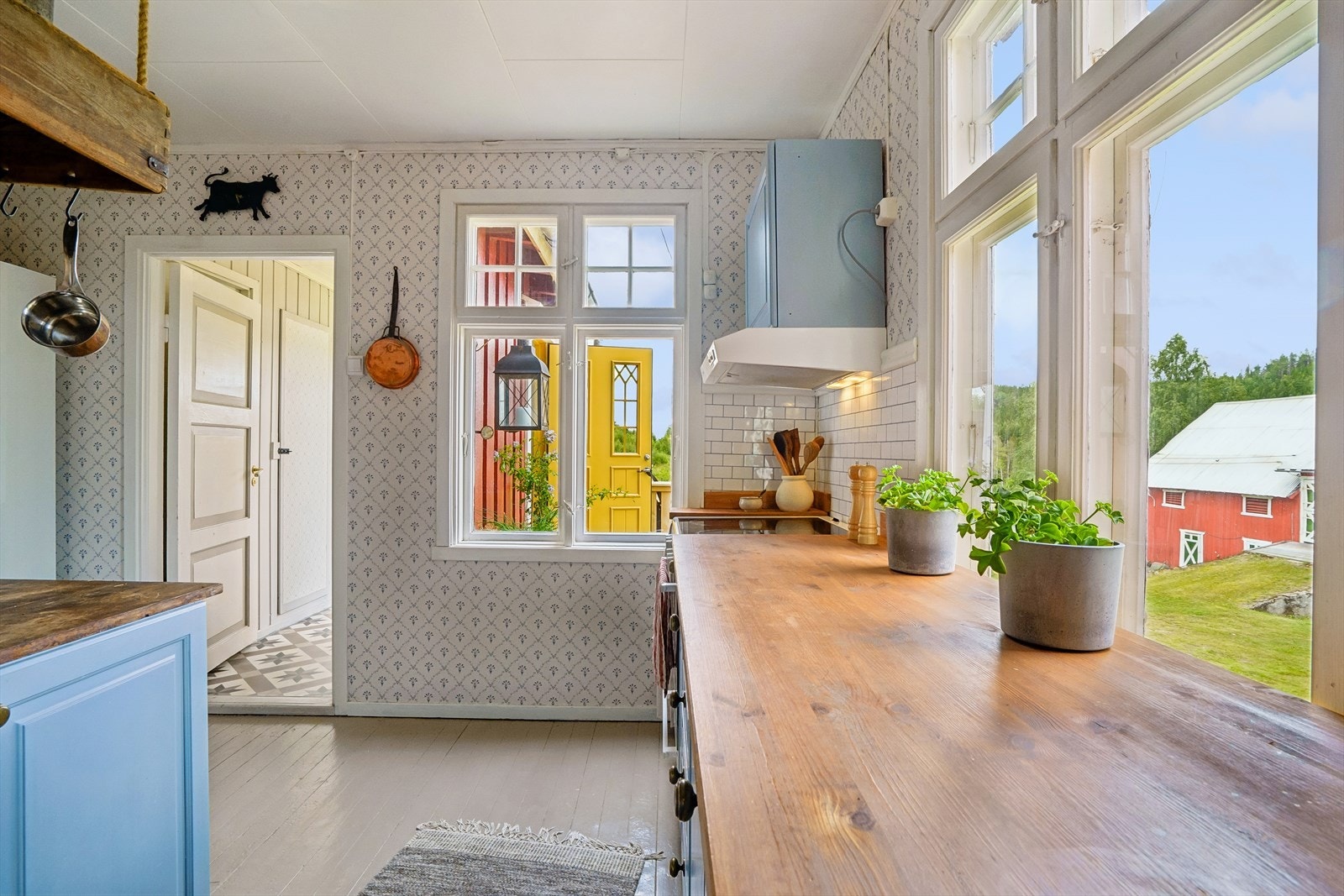 Fra kjøkkenvinduet har du utsikt mot tunet og låven. Galleribilde