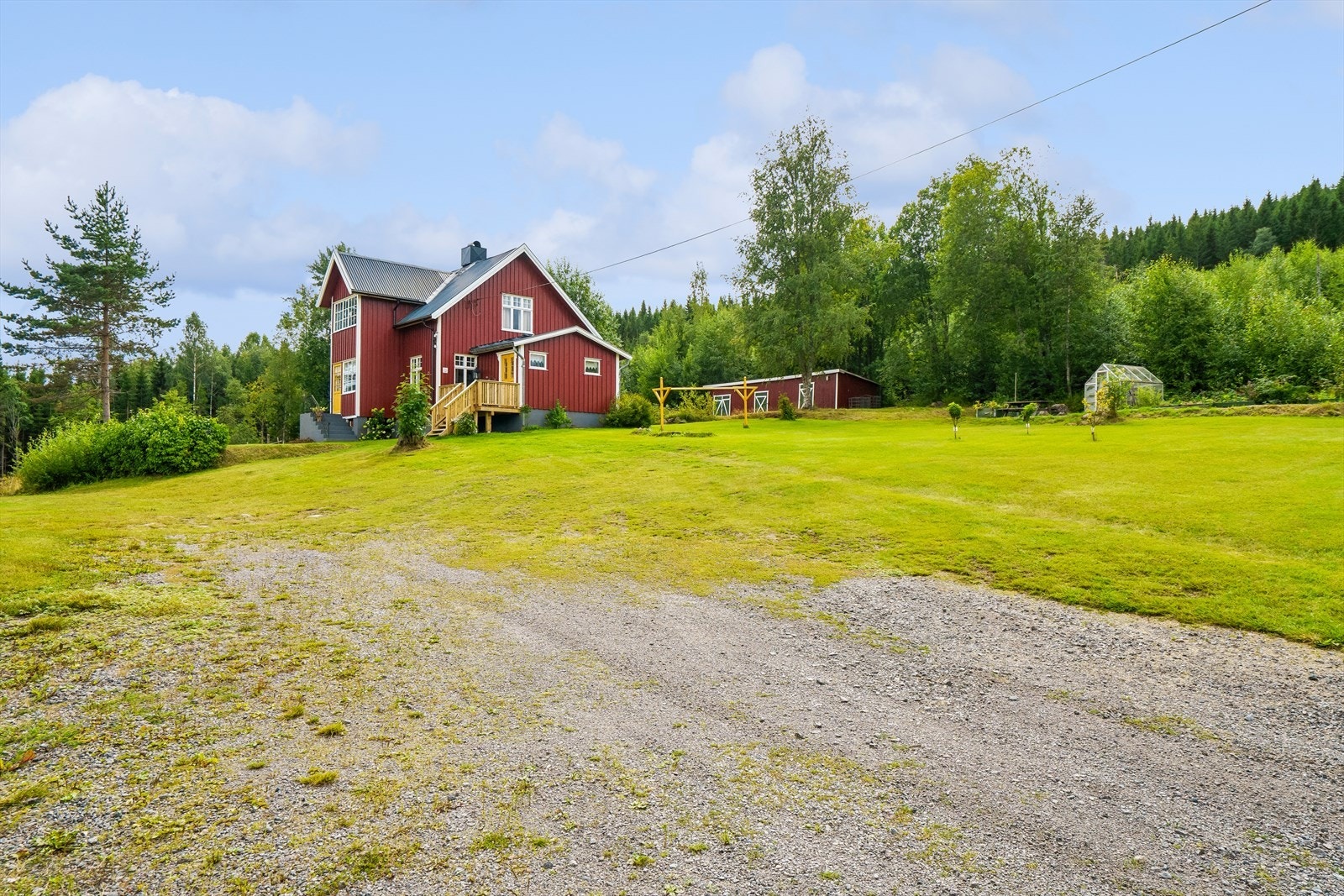 Tunet er romslig og gir en fin ramme rundt bygningene. Galleribilde