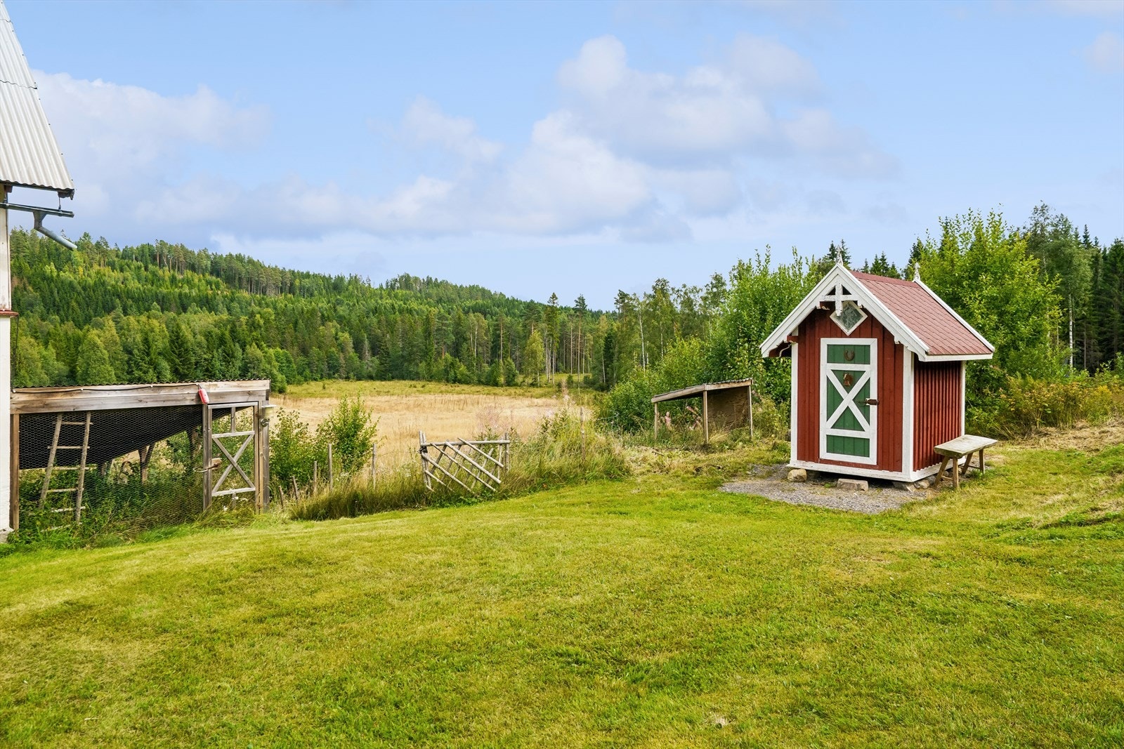 Det er etablert en netting hønsegård i tilknytning til låven. Galleribilde