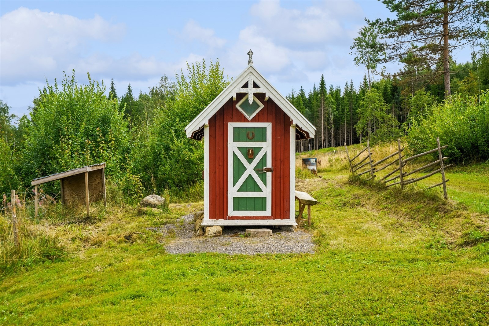 På eiendommen finnes også et isolert hundehus på 3 m². Galleribilde