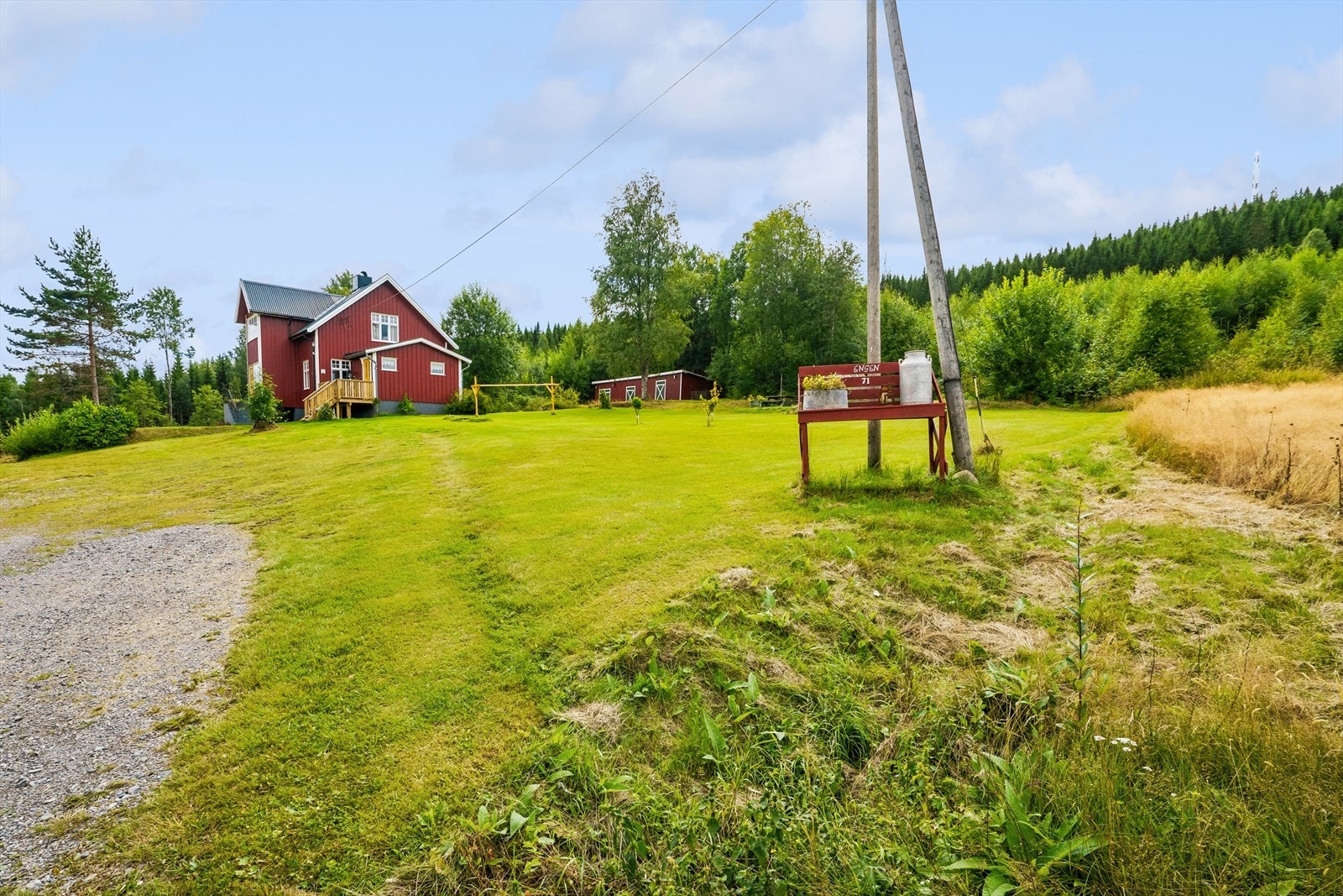 Eiendommen har en stor, åpen gårdsplass med god plass til parkering. Galleribilde