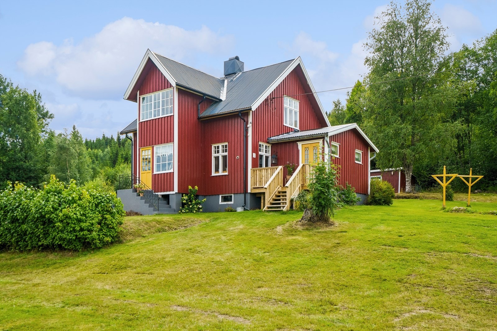 Småbruk med våningshus, låve og uthus på en tomt på ca. 89,7 dekar. Galleribilde