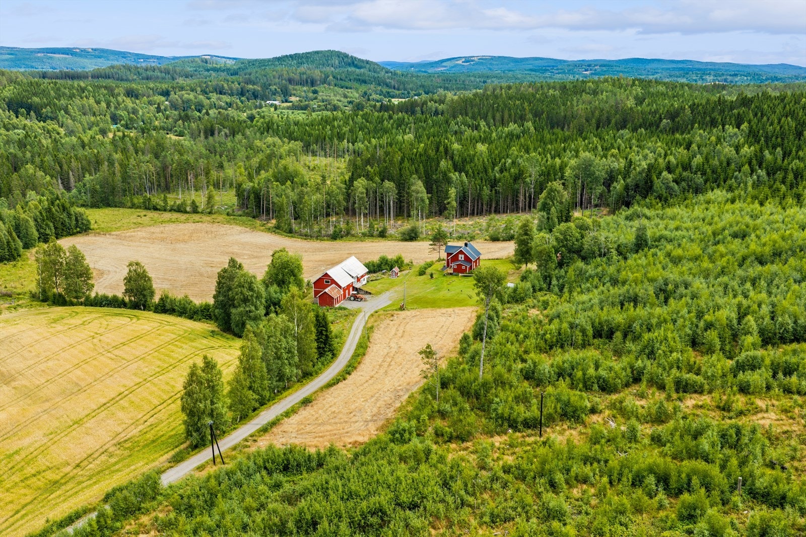 Småbruket strekker seg over nesten 90 dekar, med en blanding av plen, jorde og skog. Galleribilde