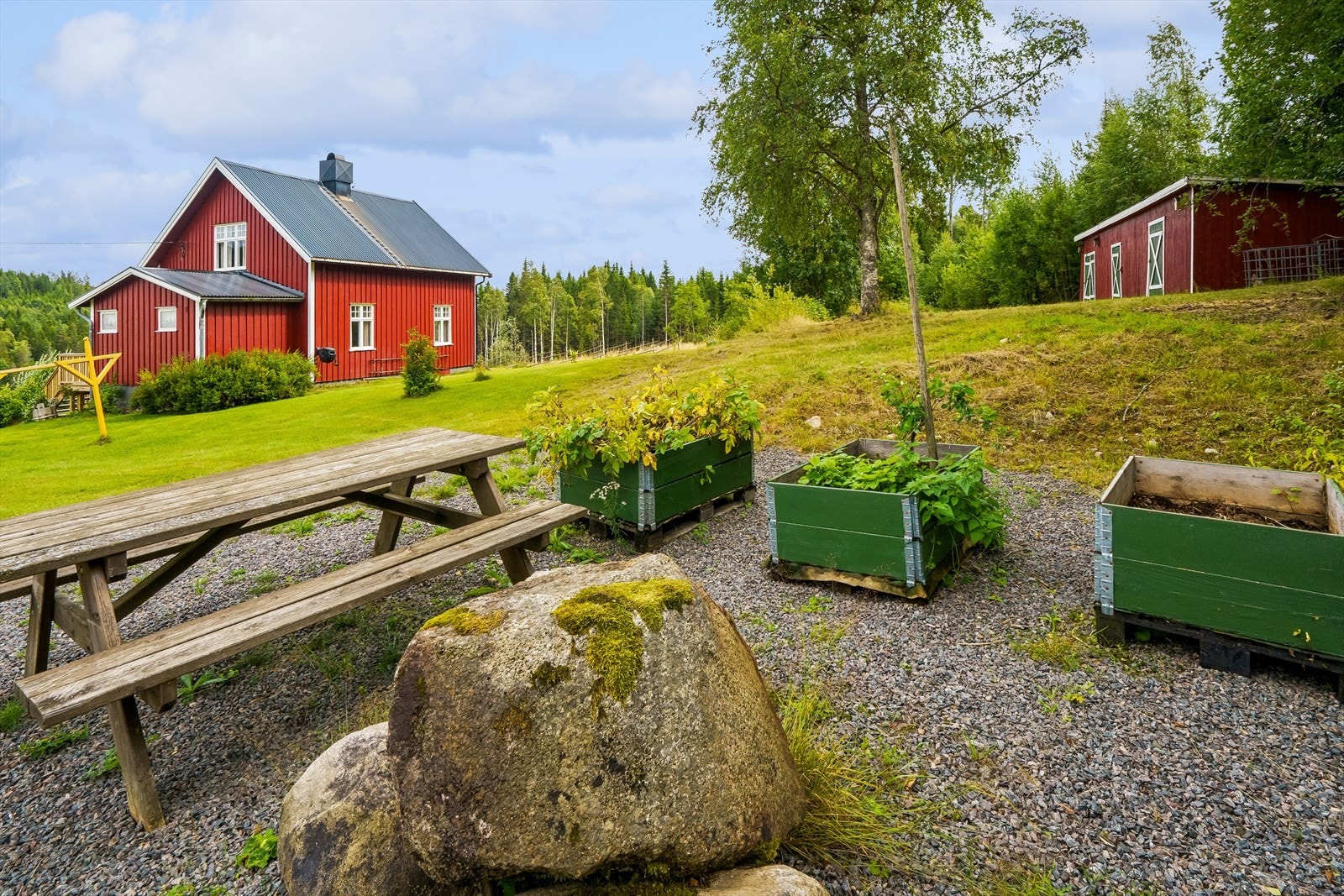 Uteplass med rom for langbord og dyrkingskasser. Galleribilde