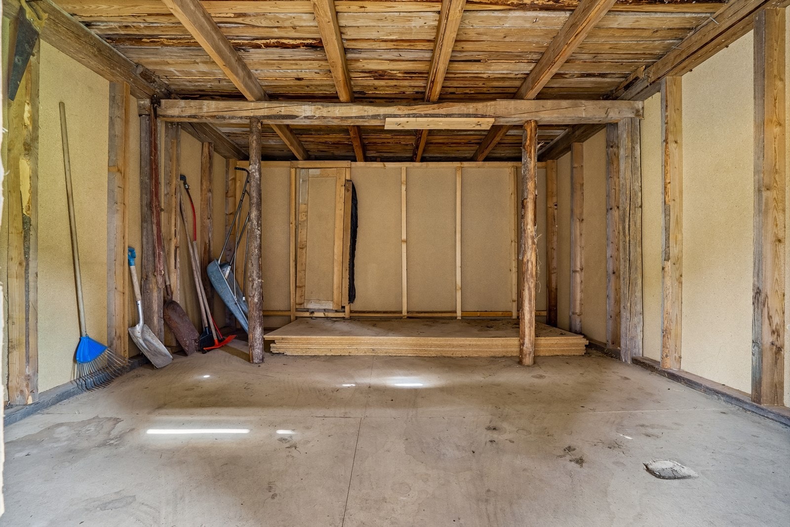 Låven fra 1940 har et stort lagringspotensial med et bruksareal på 188 m². Galleribilde
