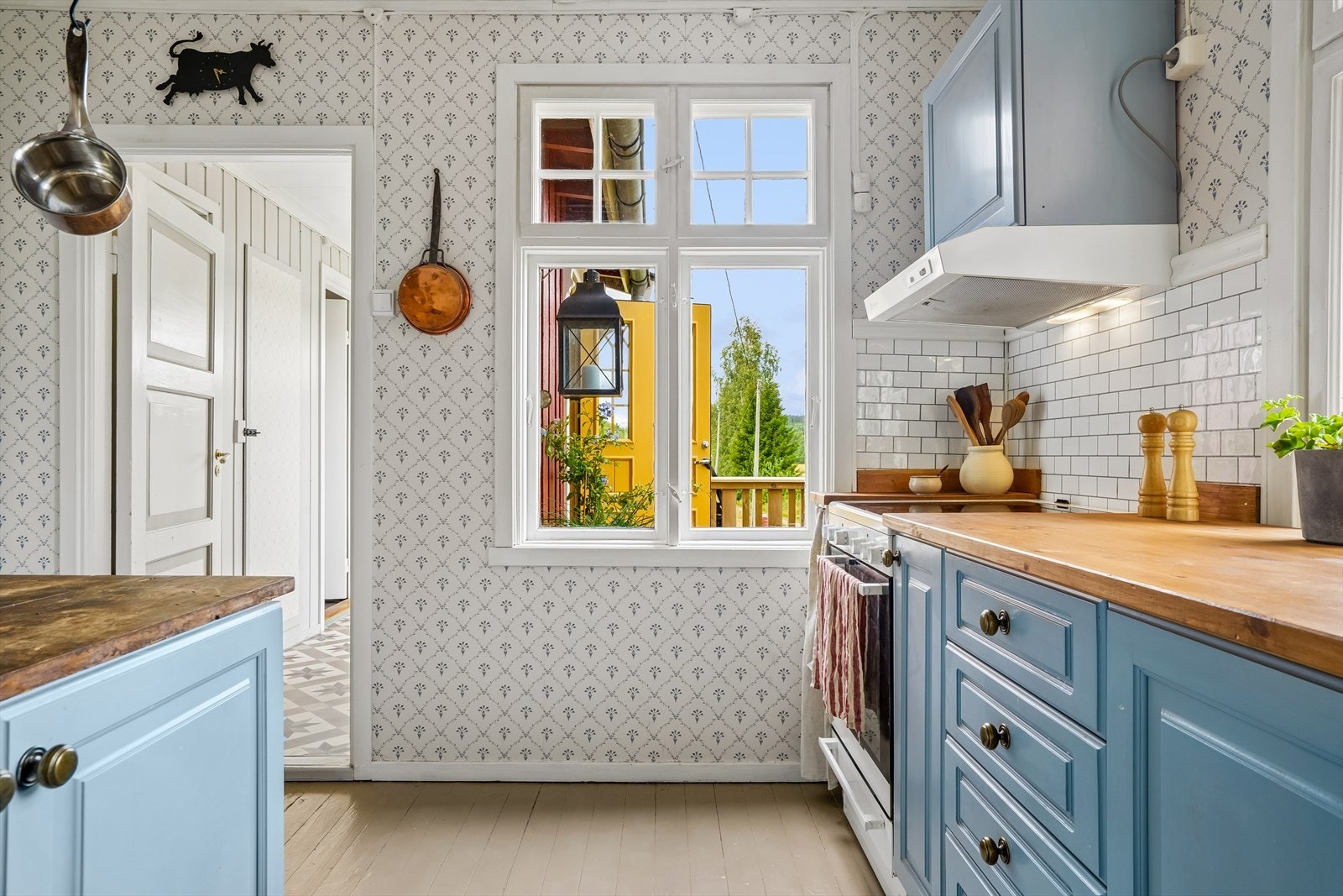 Kjøkkenventilator med avtrekk ut og flisfelt over benken. Galleribilde