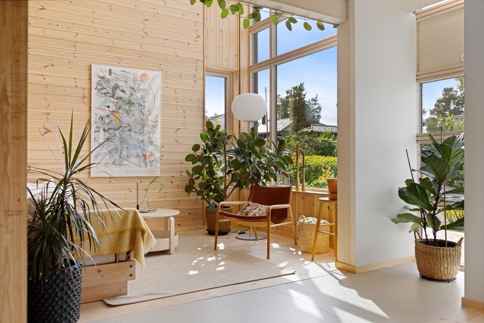 Store glassflater slipper lyset inn og trekker utsikten inn i rommet Galleribilde