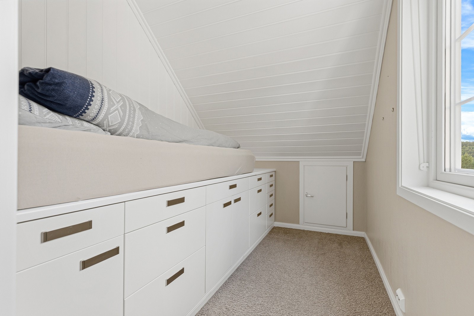 Gode muligheter for å lage et godt dimensjonert walk-in closet - eller et nytt soverom? Mulighetene er mange Galleribilde