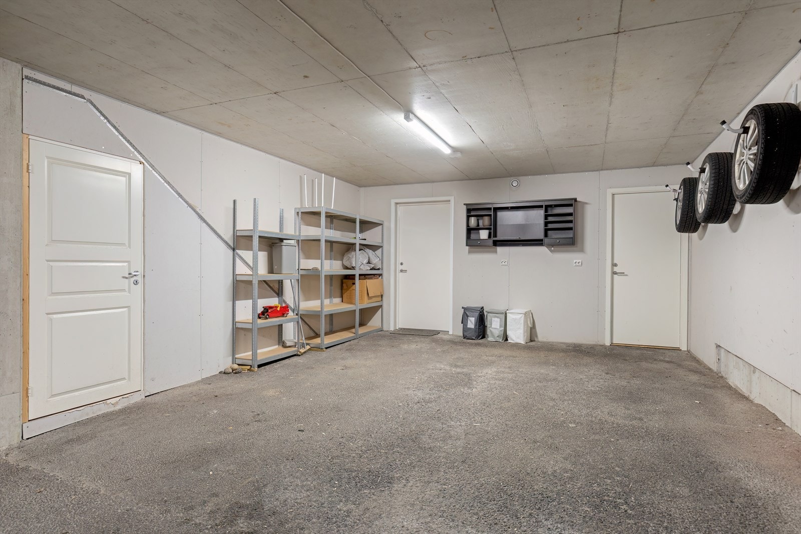 Fast garasjeplass med direkte adkomst til boligens entré. Bod med adkomst fra garasje. Galleribilde