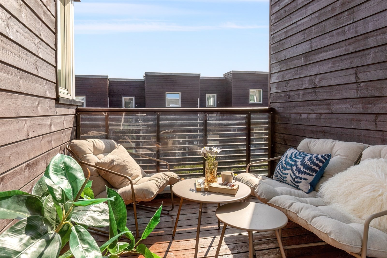 Terrasse 1. etasje - utgang fra stue/kjøkken Galleribilde