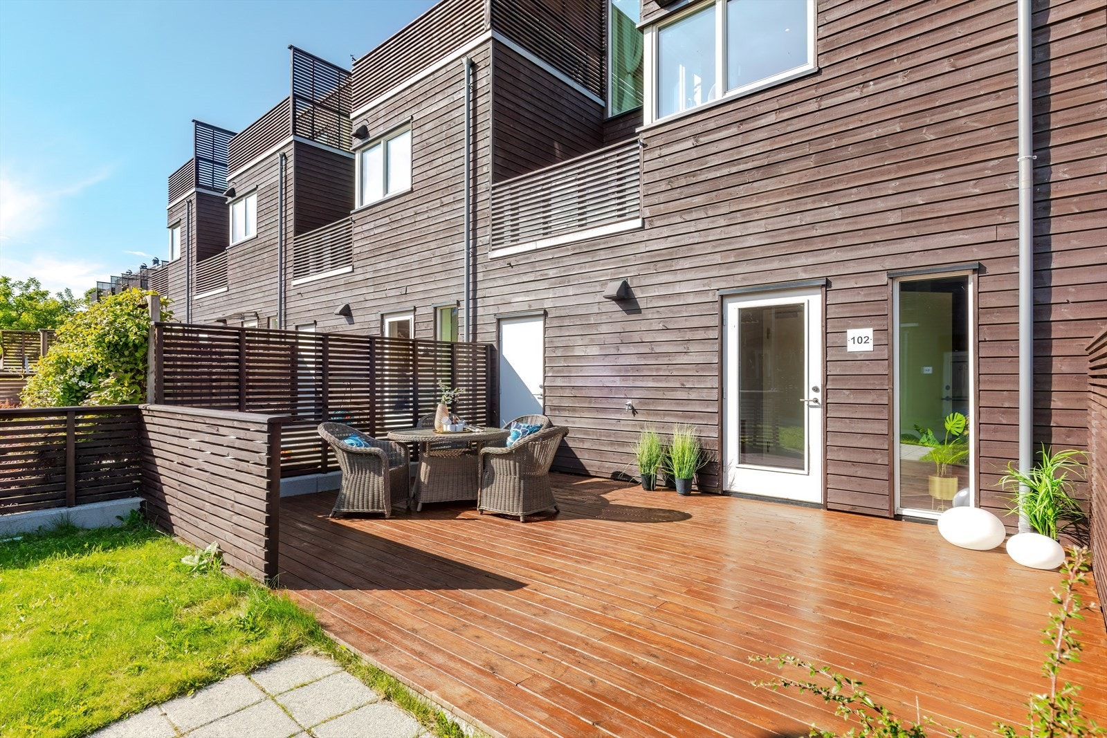 Terrasse underetasje - rikelig med plass og gode solforhold Galleribilde