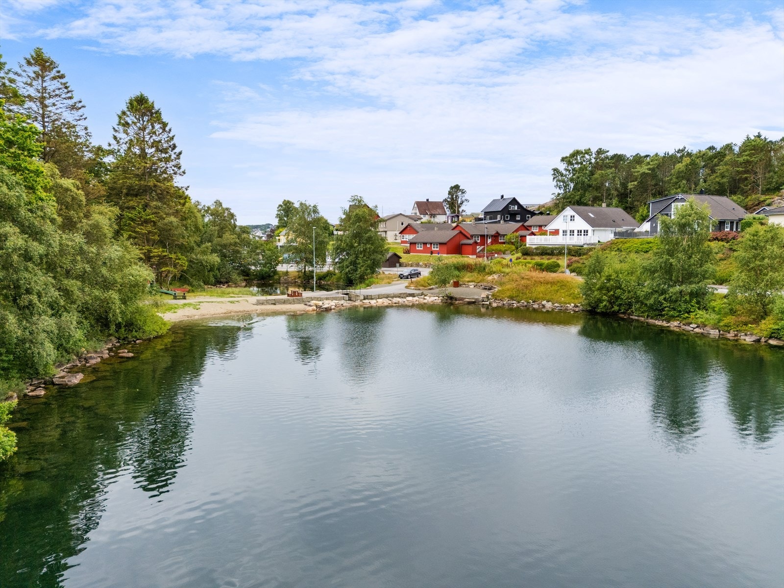 - Nærområdet byr på et bredt aktivitetstilbud med Espelandhallen, tennishall, badeplassen ved Langevann og flotte turmuligheter i vakre grøntområder - Galleribilde