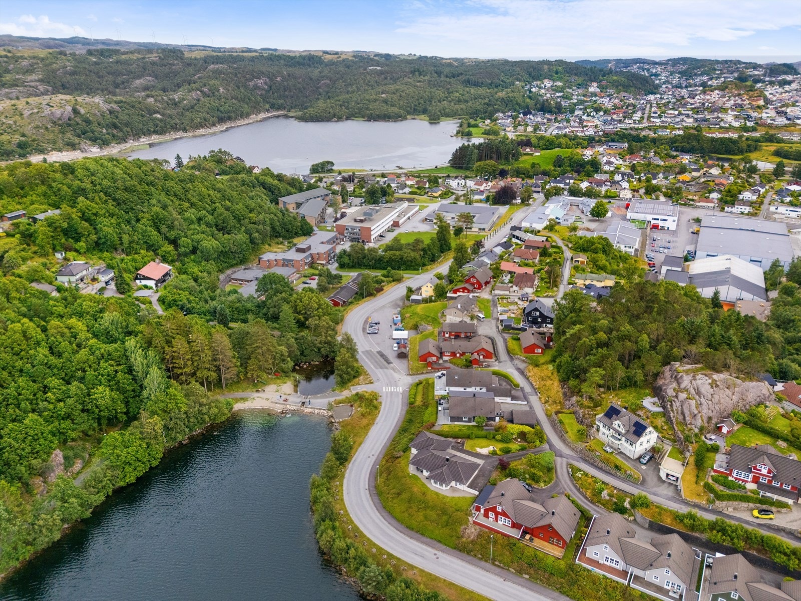 - Eiendommen ligger attraktivt til på Lagård, et etablert og familievennlig boligområde. Herfra er det kort gangavstand til både Lagård ungdomsskole, Dalane videregående skole og Grøne Bråden skole, noe som gjør hverdagen enkel for barnefamilier - Galleribilde