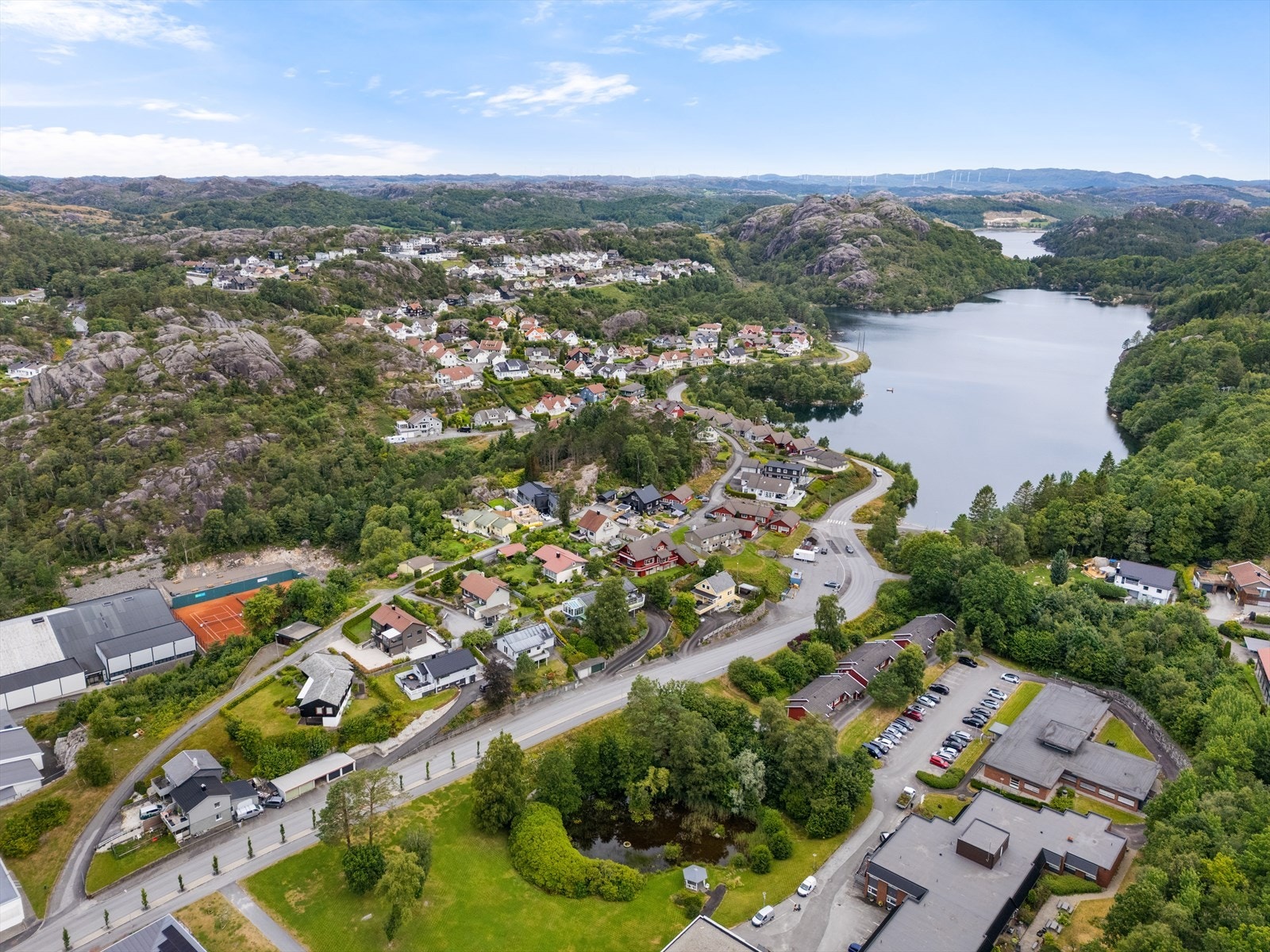 - Området byr på gode muligheter for både aktivitet og friluftsliv. I umiddelbar nærhet finner du Espelandhallen med et variert aktivitetstilbud, tennishall og den populære badeplassen ved Langevann - Galleribilde