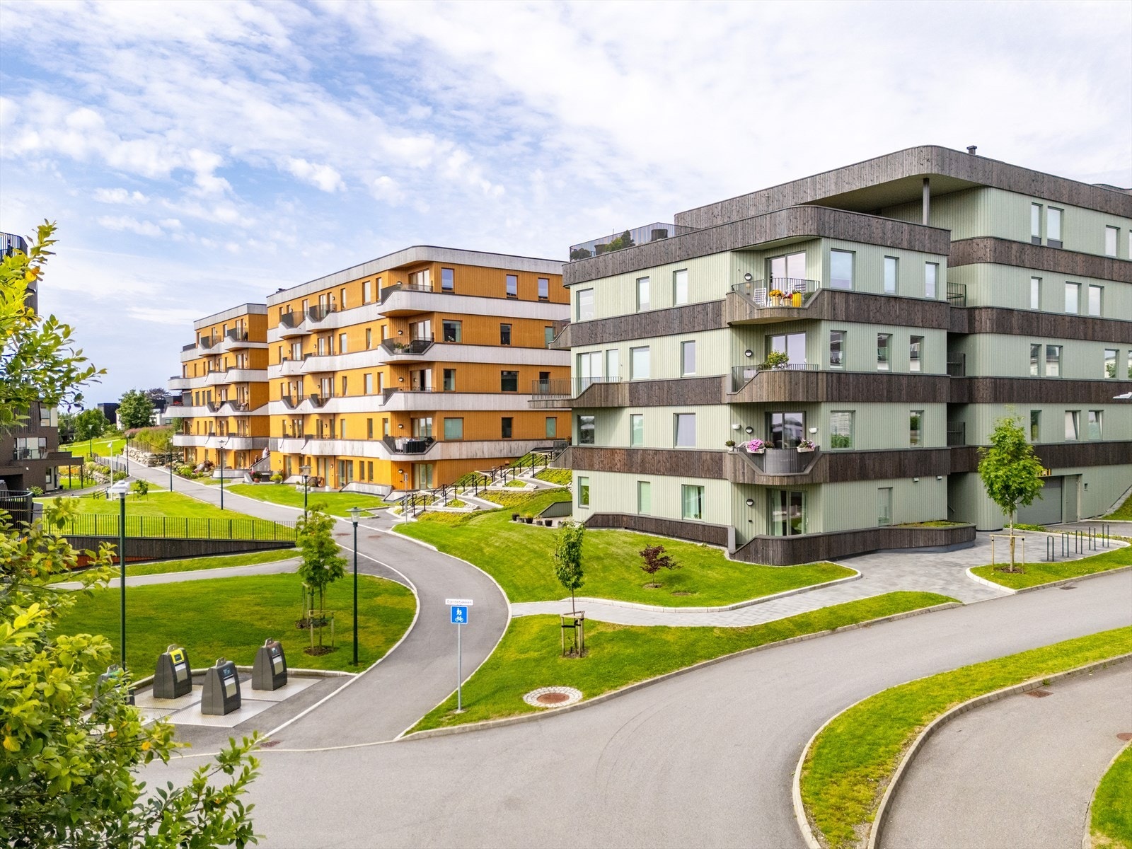 Fasade - leiligheten ligger på hjørnet i 2.etg. Galleribilde