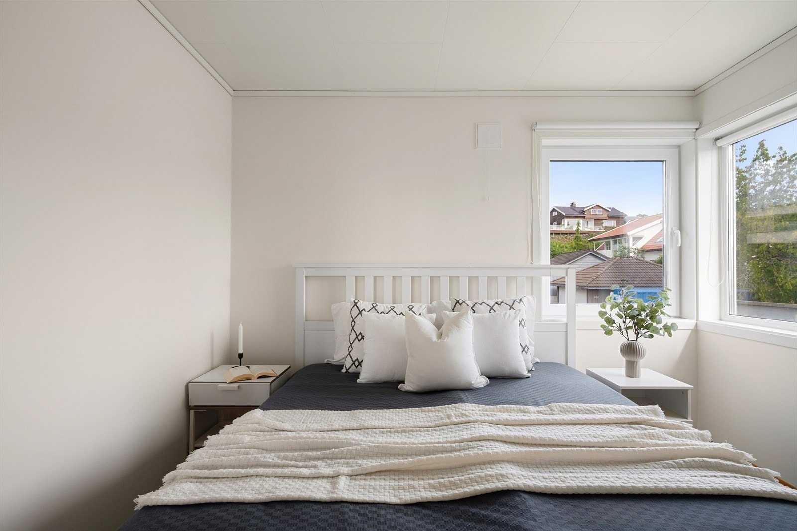 Store vindusflater slipper inn rikelig med naturlig dagslys. Galleribilde