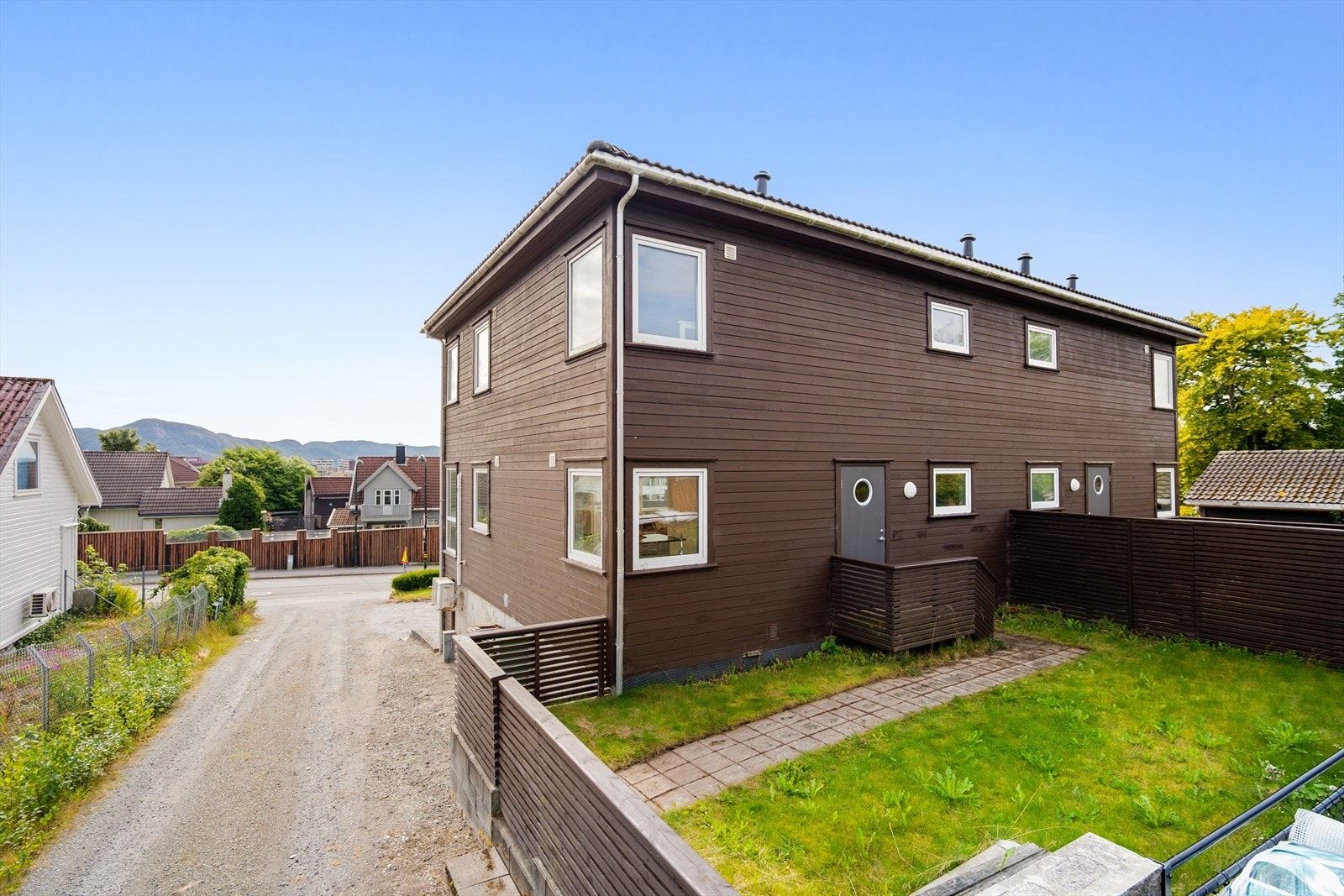 På baksiden av boligen er det en liten hage - perfekt for barna. Galleribilde