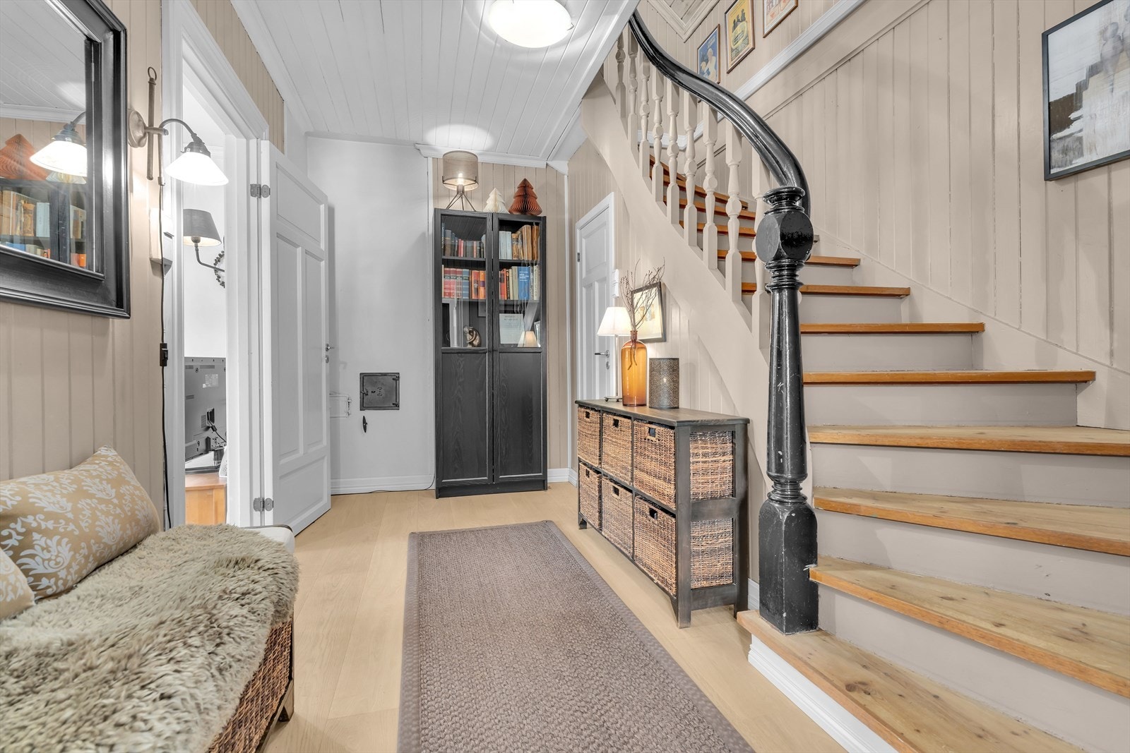 Hall med original trapp opp til loftsetasjen Galleribilde