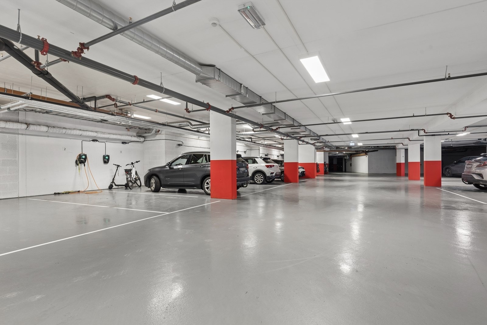 Garasjeplass nr 3 med el-bil lader. Galleribilde