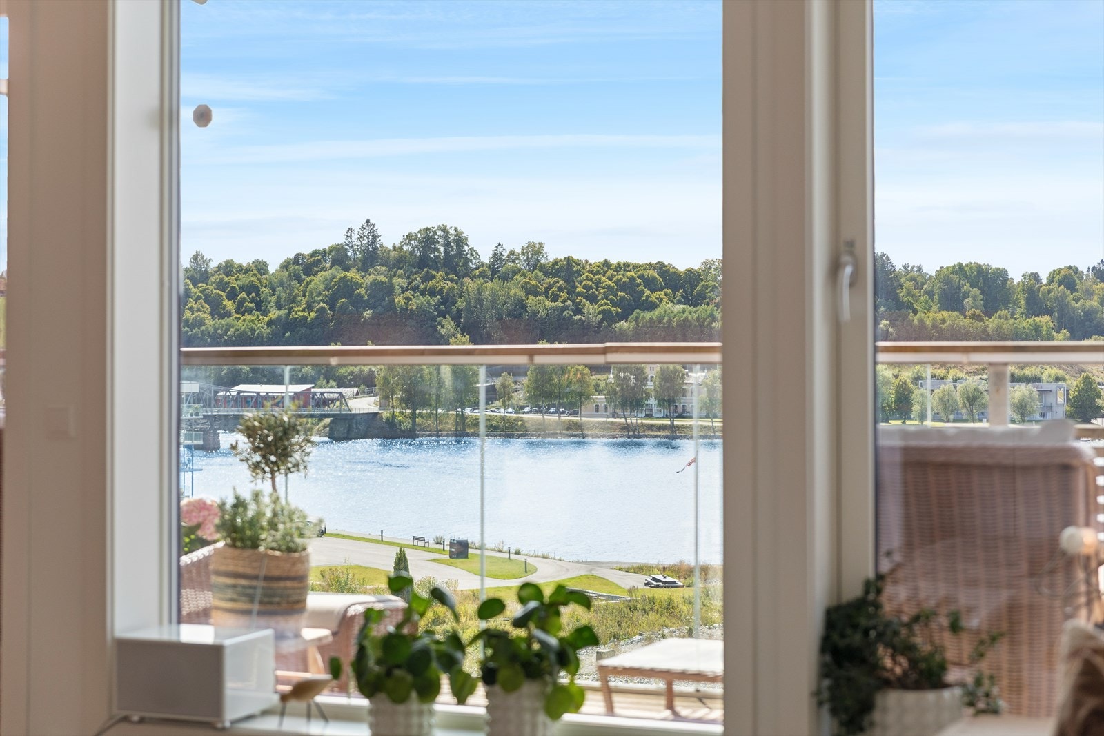Leiligheten har en stor, overbygget balkong på ca 14 kvadratmeter. Galleribilde