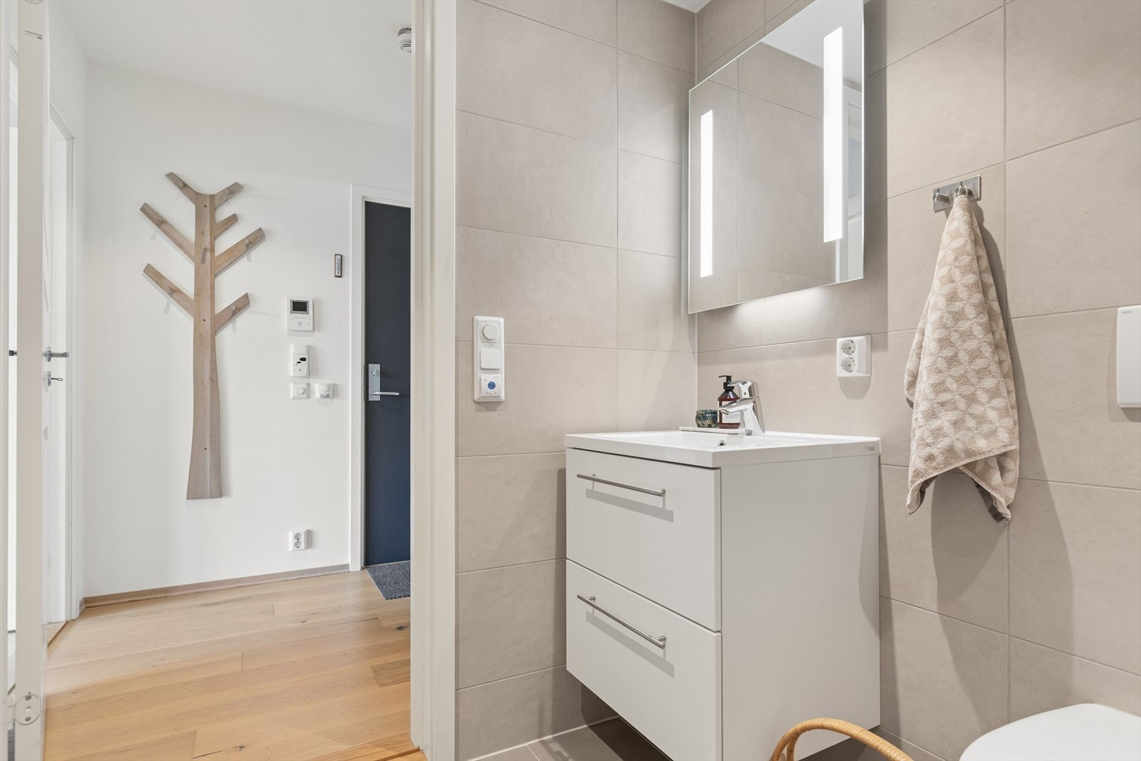 Dusjnisje med innfellbare glassdører. Videre er det også downlights i tak. Galleribilde