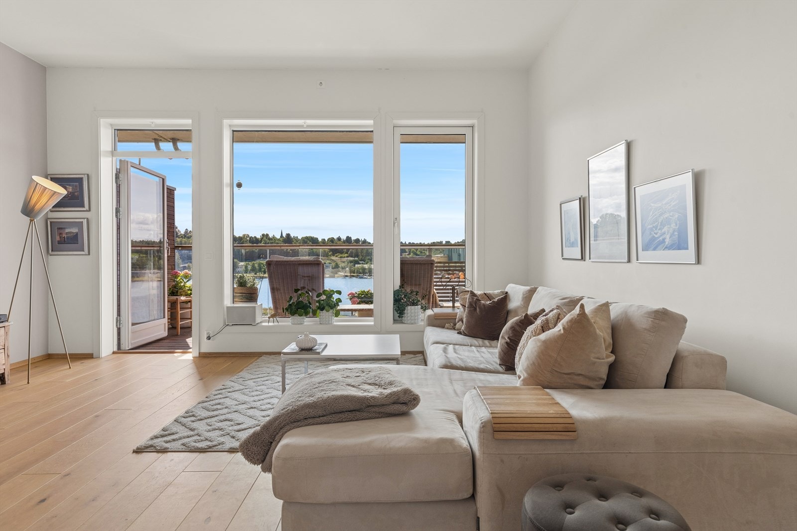 Stuen har flere muligheter for innredning og her er det plass til både spisebord, sofagruppe og øvrig møblement. Galleribilde