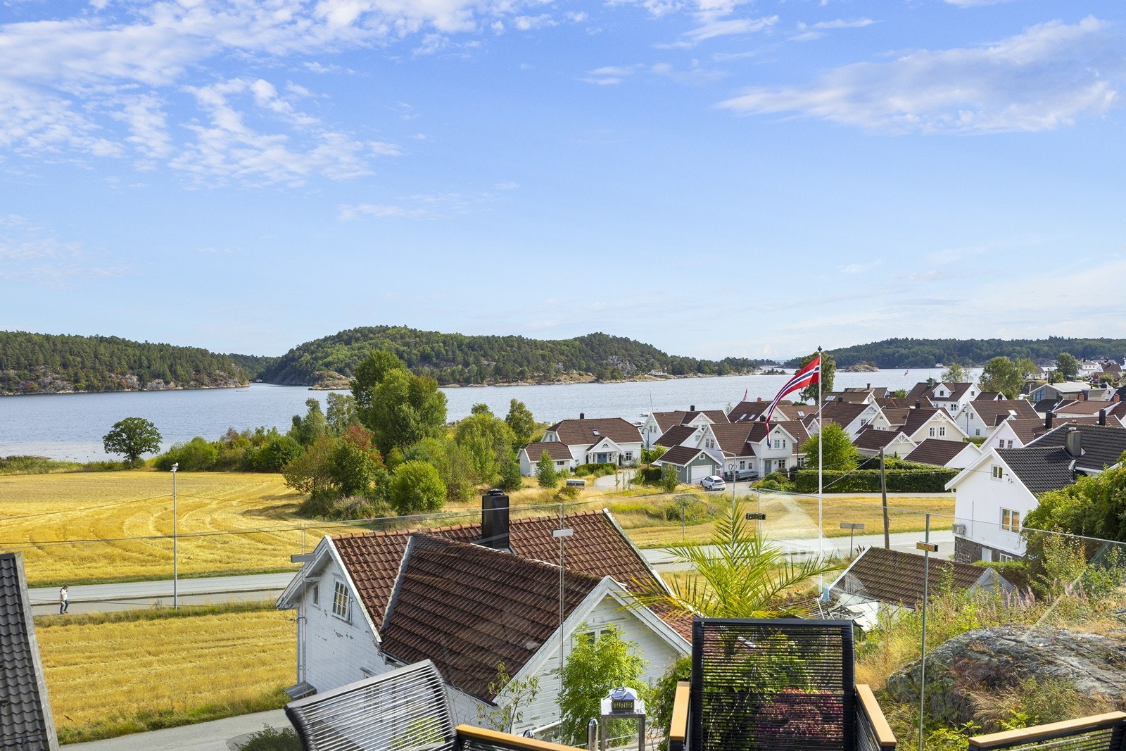 Nydelig utsikt fra veranda. Glassrekkverk rundt veranda. Galleribilde
