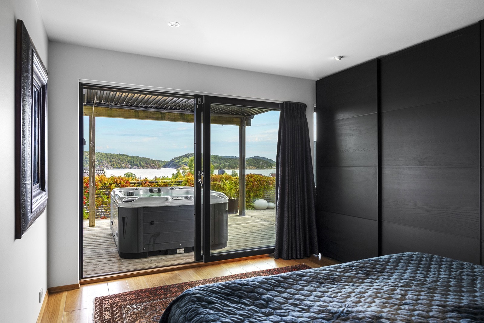 I dag benyttes dette som master bedrom, kan også benyttes som tv-stue. Utgang til terrasse og jacuzzi, som for øvrig medfølger eiendommen om ønskelig. Galleribilde
