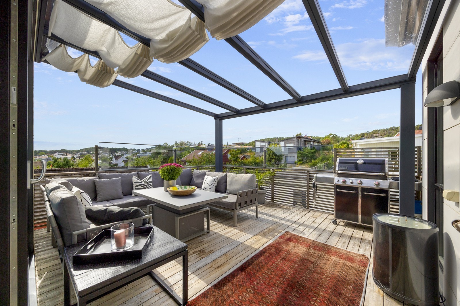 Veranda med pergola. God plass til grill og sittegruppe gir en funksjonell og sosial uteplass. Galleribilde