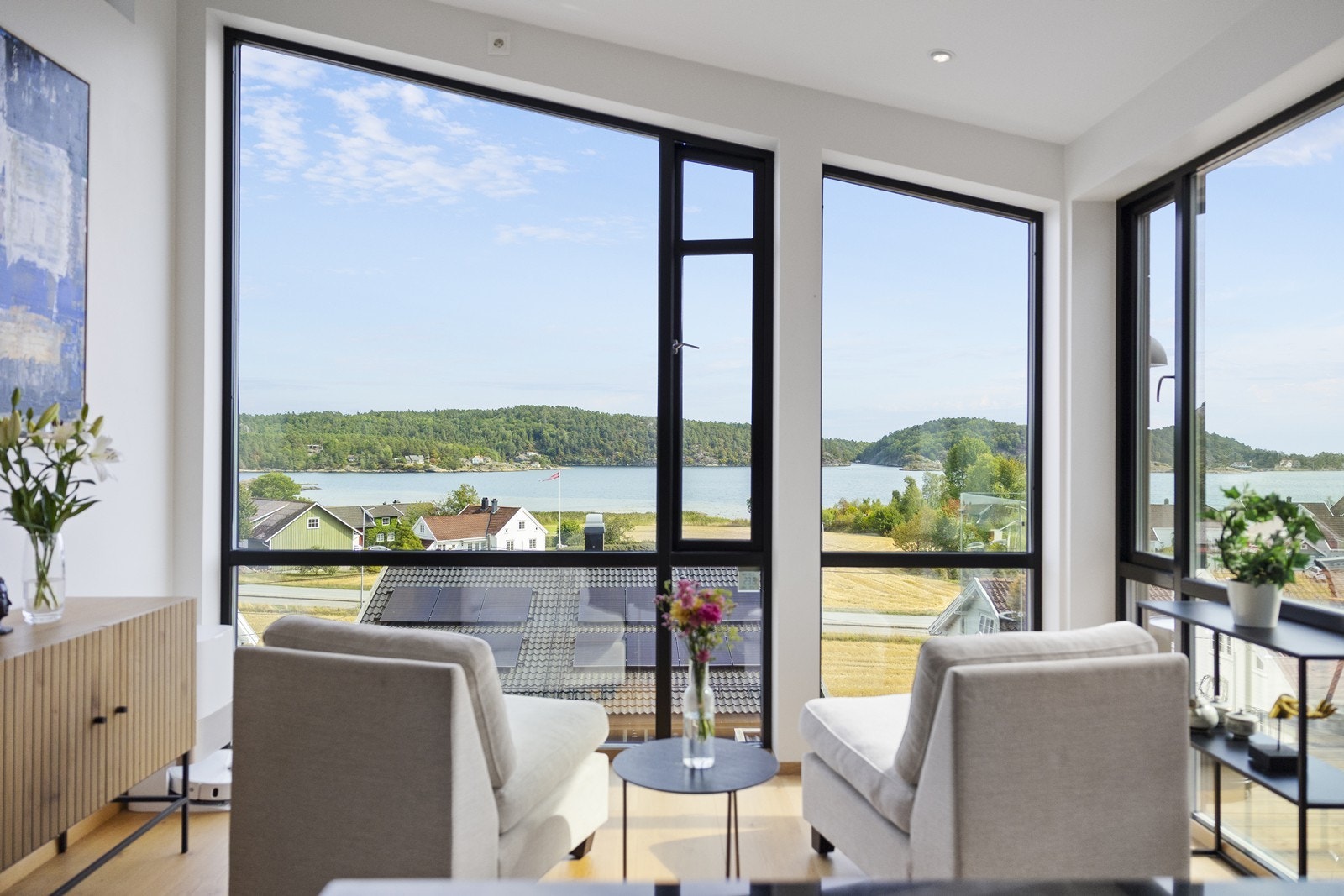 I front av kjøkkenet er det plass til sittegruppe for å nyte utsikten, noe godt i glasset og kanskje en god bok. Galleribilde