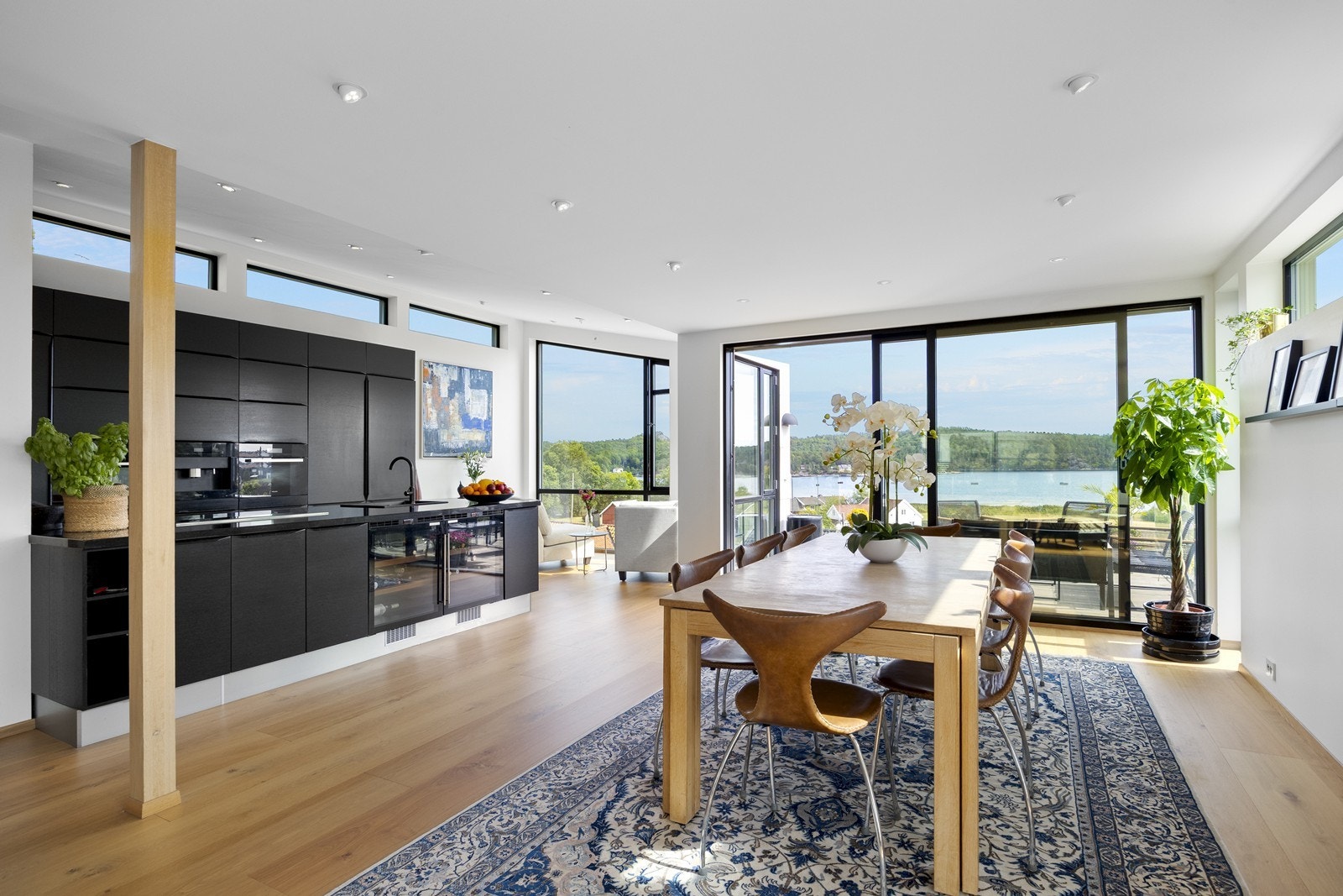 Lekkert kjøkken/allrom med svært god plass til å dekke langbord til familie og venner. Lekkert kjøkken med alt man trenger av hvitevarer. God takhøyde gir en svært god romfølelse. Downlights i tak. Galleribilde