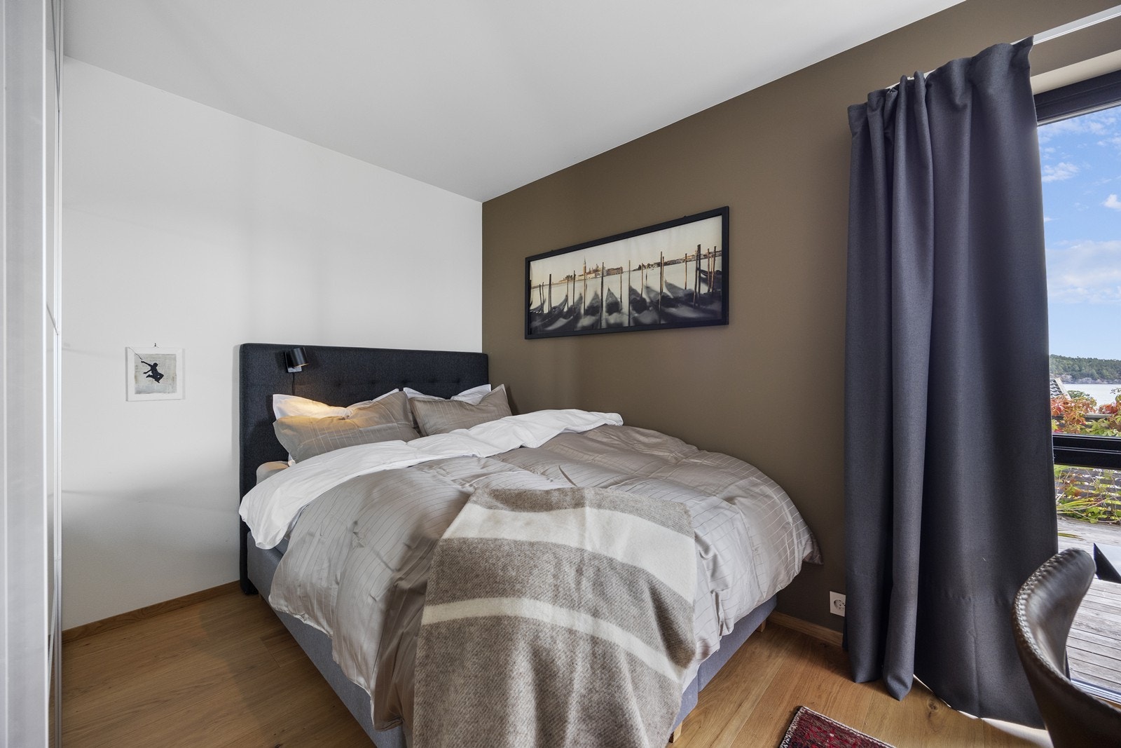 Soverom 3. Også her er det skyvedørsgarderobe. Rommets gulv er utført i parkett, og veggene er malt med kontrastfarger for et tidsriktig uttrykk. Galleribilde
