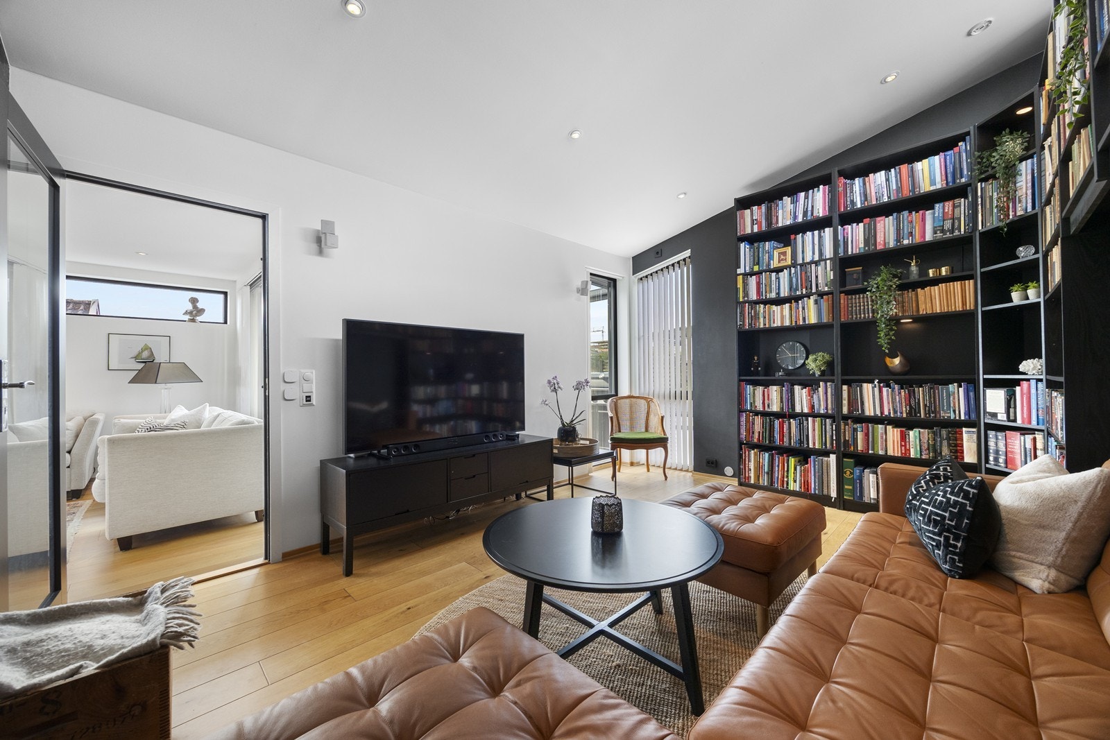 Tv-stuen/biblioteket/soverom har direkte tilgang til tilstøtende rom, noe som sikrer en fin planløsning. Galleribilde