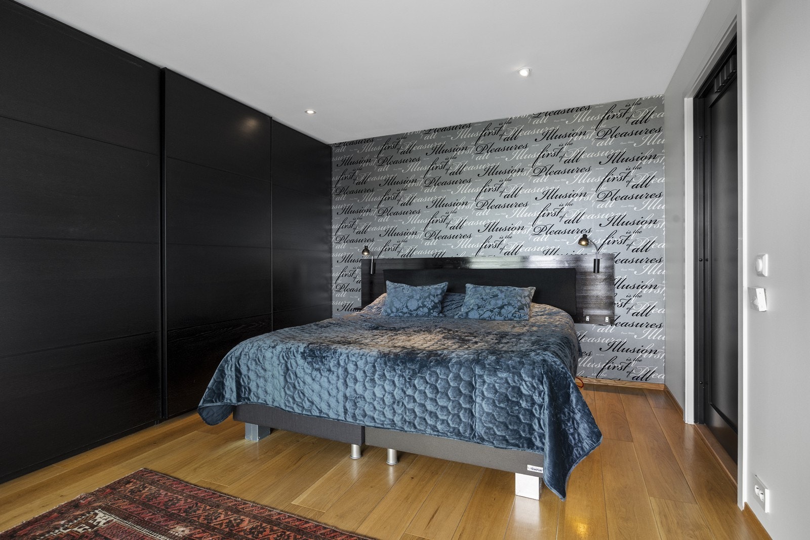 Skyvedørsgarderobe langs den ene veggen sikrer rikelig med oppbevaring. Downlights i tak. Galleribilde