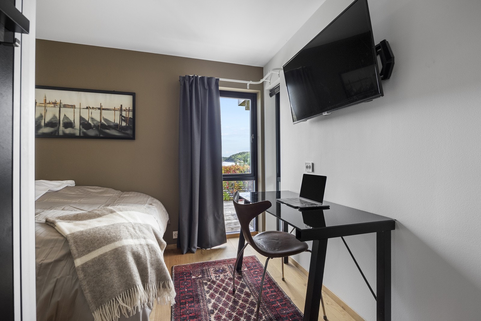 Soverom med plass til skrivebord el. Galleribilde