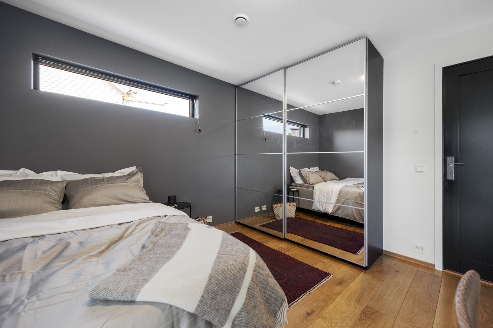 Skyvedørsgarderobe med speilfront gir både oppbevaring og en romforstørrende effekt. Galleribilde