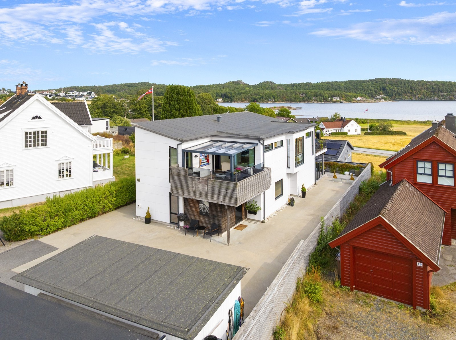Eiendommen har en praktisk beliggenhet i et rolig og attraktivt område, innerst i blindvei kun bestående av noen få hus. Galleribilde