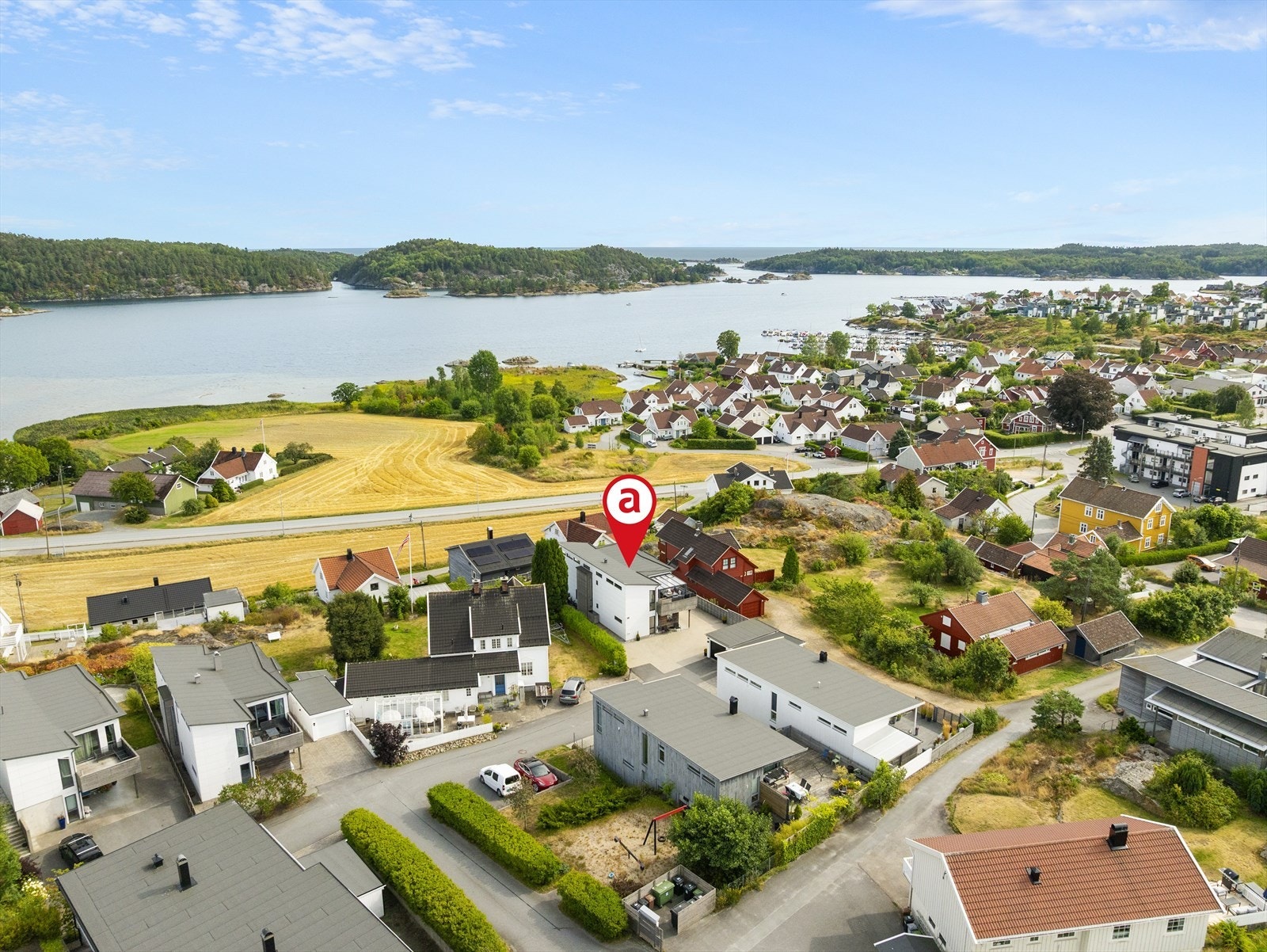 Området byr på vakker utsikt og nærhet til natur og sjø, samt kun en rusletur unna sentrum, samt kort vei til Tingsaker med matbutikker m.m. Galleribilde