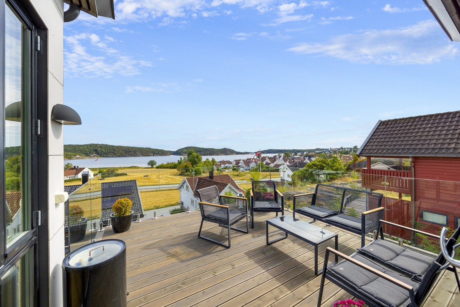 Romslig terrasse med flott utsikt over nærliggende landskap skaper en flott uteplass. Galleribilde