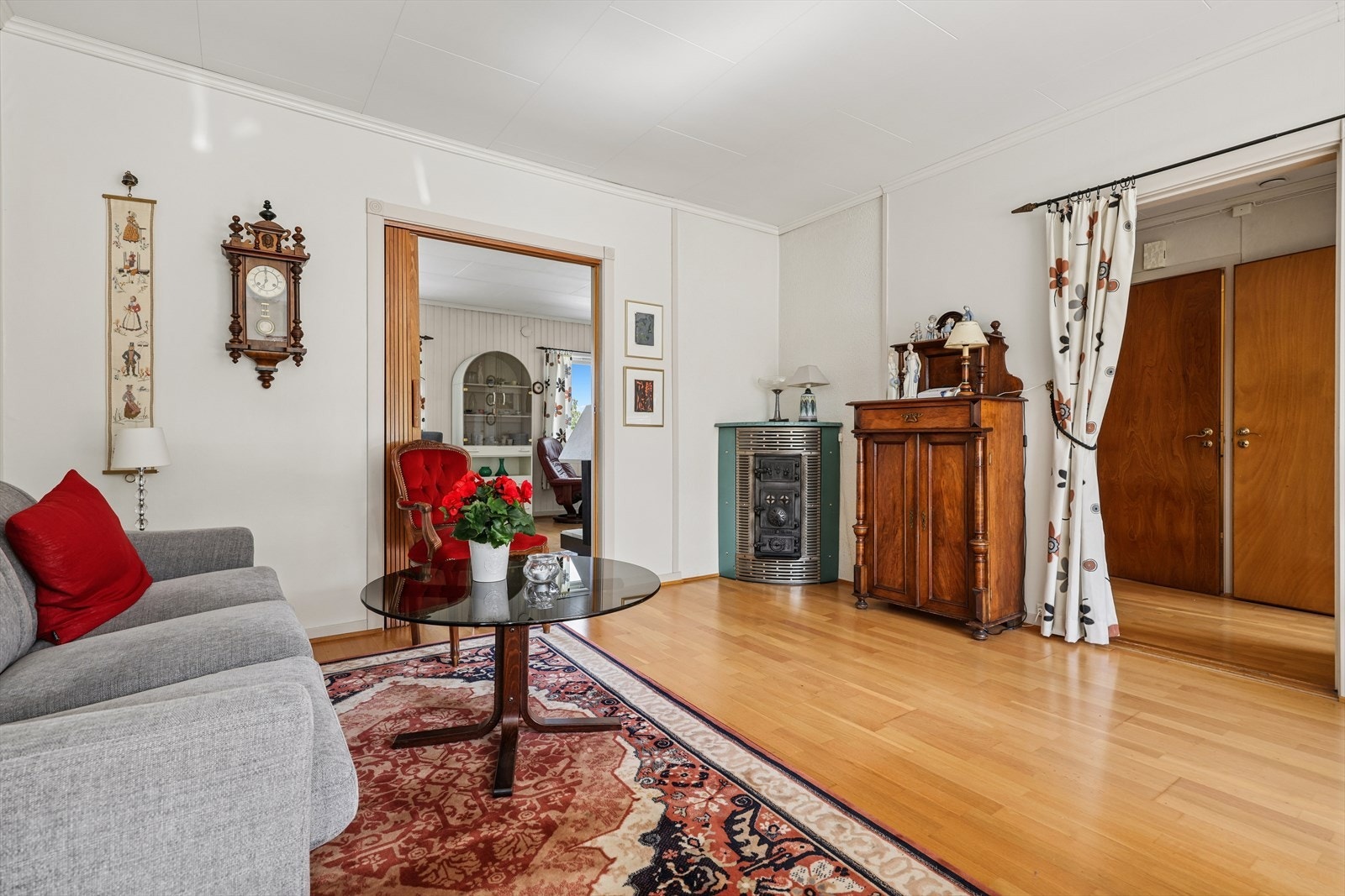 Gulvene er belagt med parkett og laminat, veggene har malte plater og tapet, og himlingene har malte, glatte flater. Galleribilde