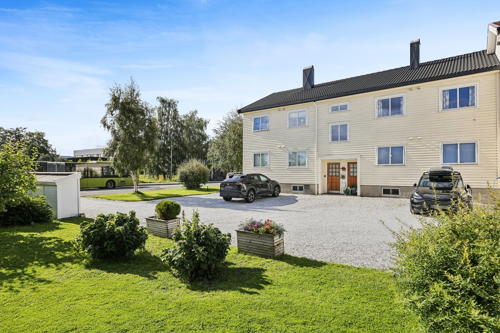 Parkering på eiendommen. Galleribilde