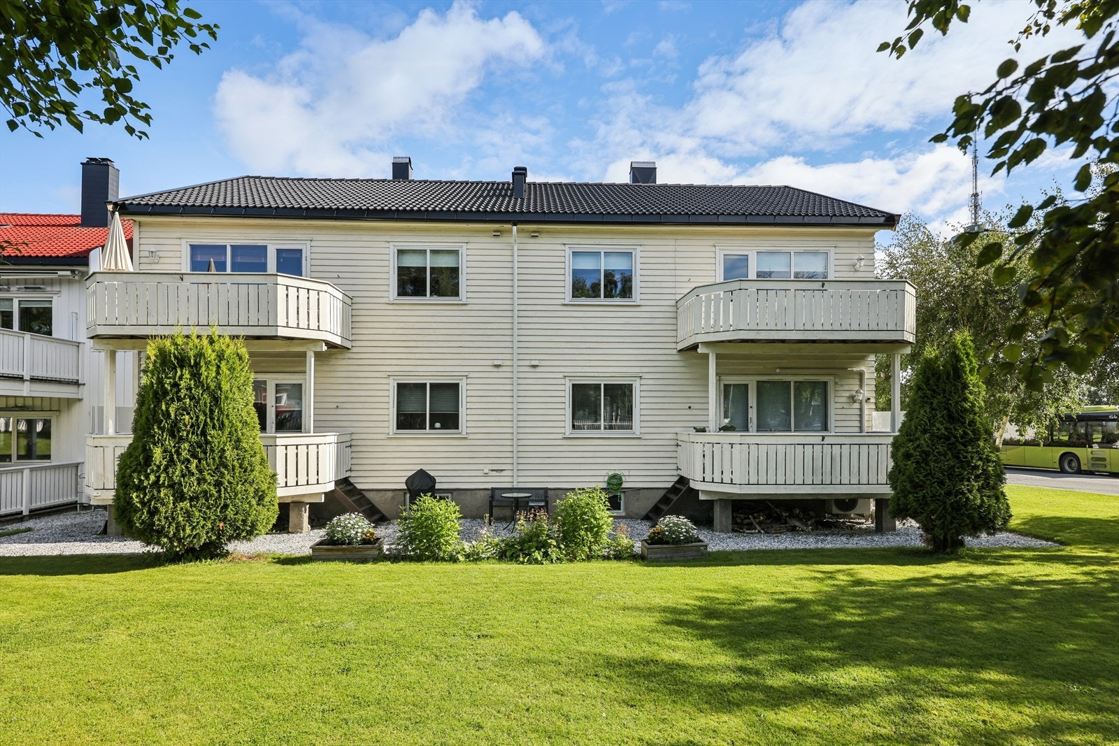 Familievennlig beliggenhet på attraktive Tyholt, med kort gangavstand til barnehager, skoler og et bredt utvalg av servicetilbud. Galleribilde