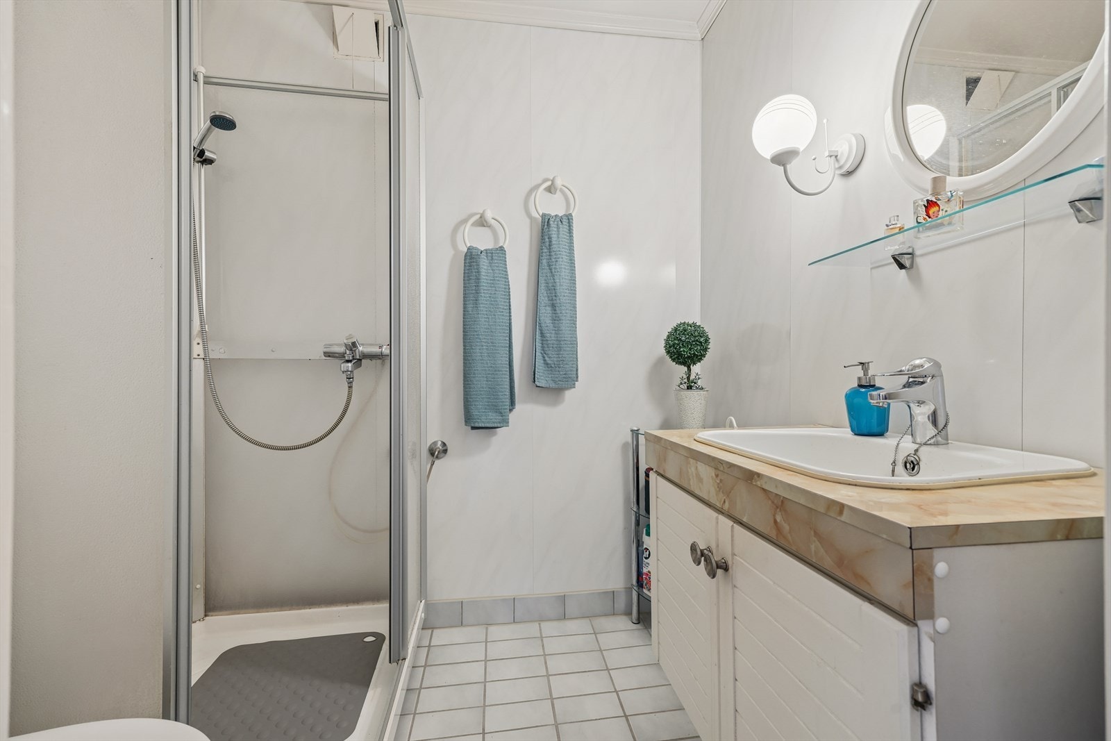 Badet måler ca. 3 kvm og har en funksjonell planløsning. På bakgrunn av badets alder må det påregnes totalrenovering. Galleribilde